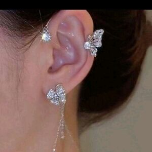 ✨3 FOR $28✨🆕️🦋 BUTTERFLY & FLORAL RHINESTONE EAR CRAWLER /  CUFF - GOLD